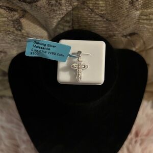 925 Sterling Silver Moissanite Cross Pendant - 0.53ctw